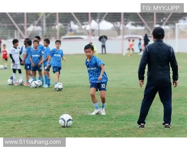 孩子踢足球的多重益处助力身心健康与社交能力全面发展